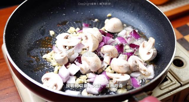 按着把口蘑大蒜、洋葱炒香