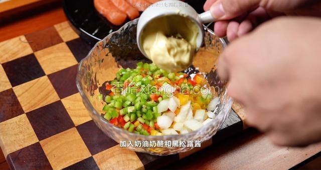 加入奶油奶酪和黑松露酱