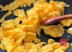 菌菇虾仁鸡蛋面的做法图解2