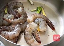 菌菇虾仁鸡蛋面的做法图解3