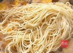 菌菇虾仁鸡蛋面的做法图解6