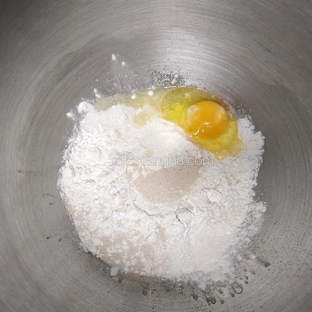 除黄油外，其他主料都倒入厨师机