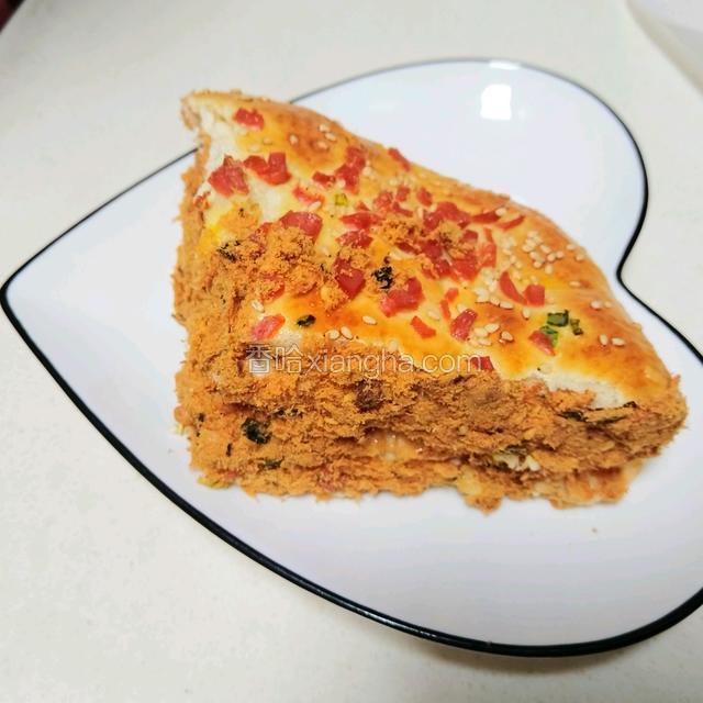 切成想要的大小，边缘再挤些沙拉酱蘸些肉松更好看，开吃啦，巨美味