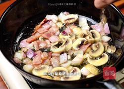 奶油培根意面的做法图解4