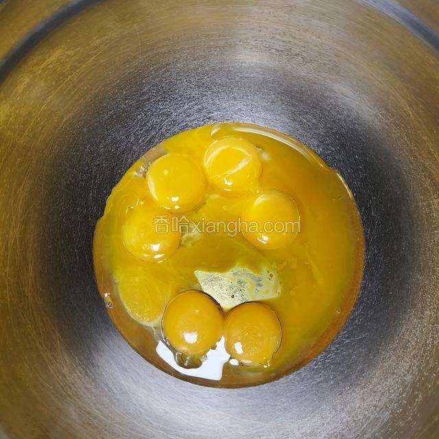 先来做蛋黄部分，蛋黄中加入玉米油