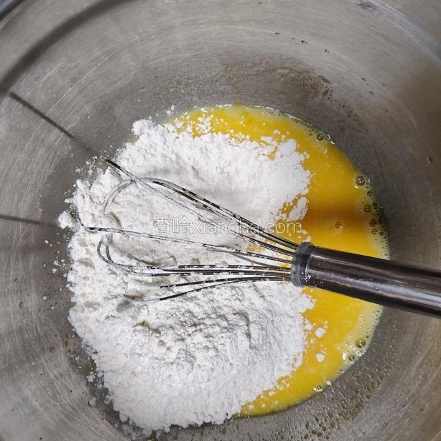 加入低粉，搅拌均匀