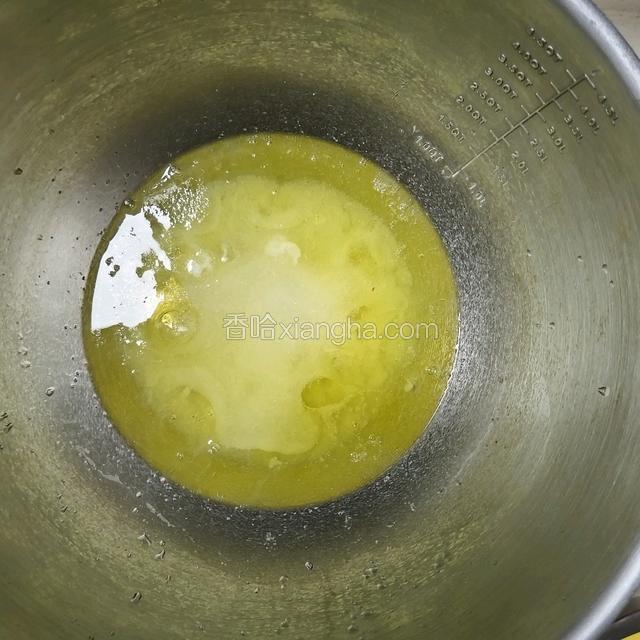 现在做蛋白部分，加入柠檬汁，白糖