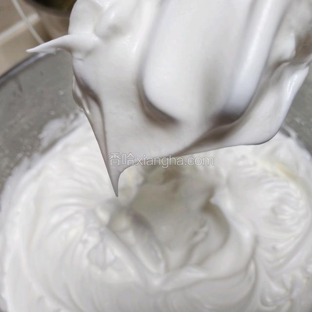 打蛋时感觉到有阻力时，多观察蛋白的状态