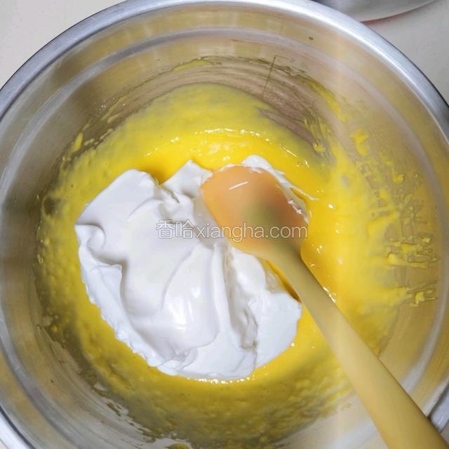 舀出1/3蛋白加入蛋黄糊中