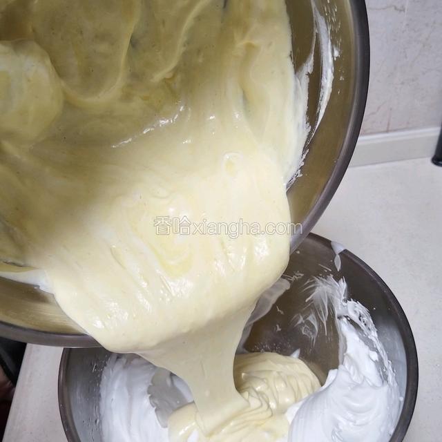 把拌匀的糊重新倒回蛋白糊中