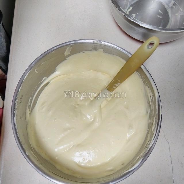 拌匀的蛋白糊蛋黄糊