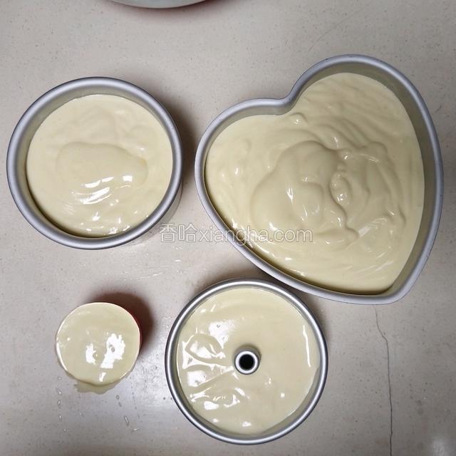 倒入模具，7分满左右