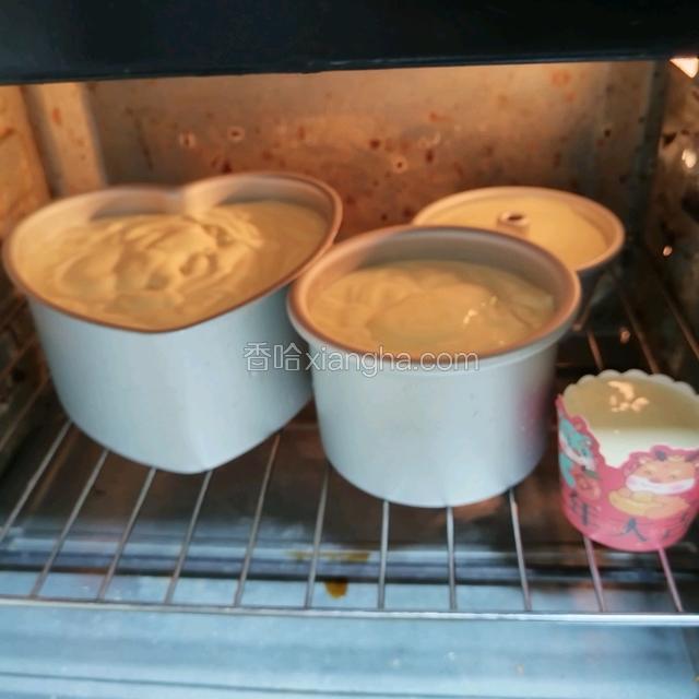 烤箱上150℃，下140℃，预热，放入下层烘烤40分钟