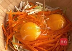 包菜虾仁烤蛋饼的做法图解2