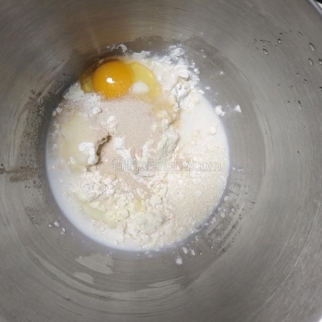 除黄油外，食材都放入厨师机，1档2分钟左右混匀，4档打5~6分钟出粗膜后加入黄油，2档混匀