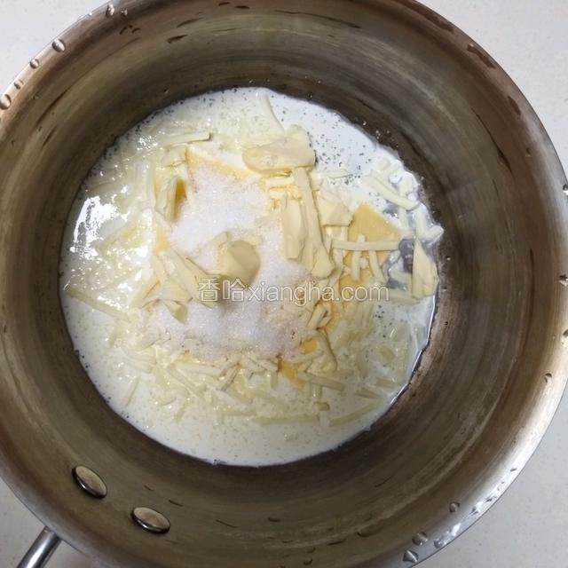 准备岩烧乳酪酱，所有食材倒入小奶锅，加热融化，芝士片不够了，用了芝士碎代替