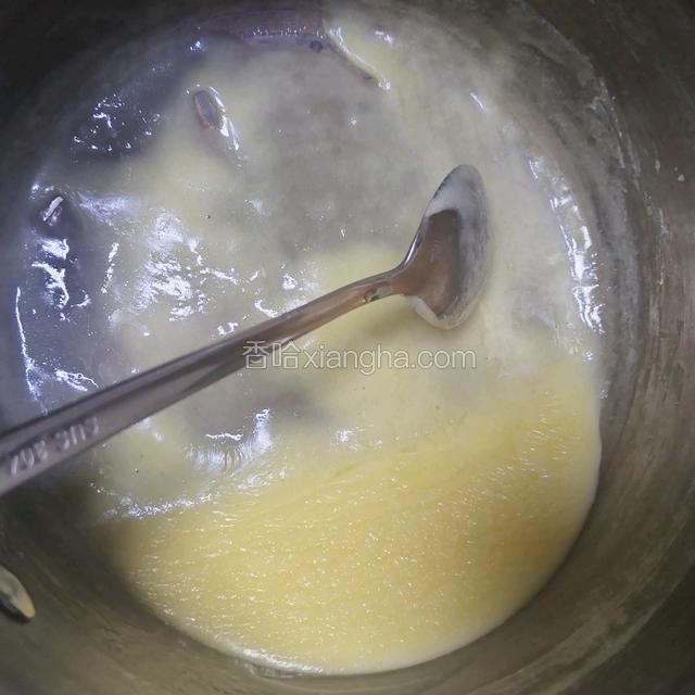 融化后的岩烧乳酪酱