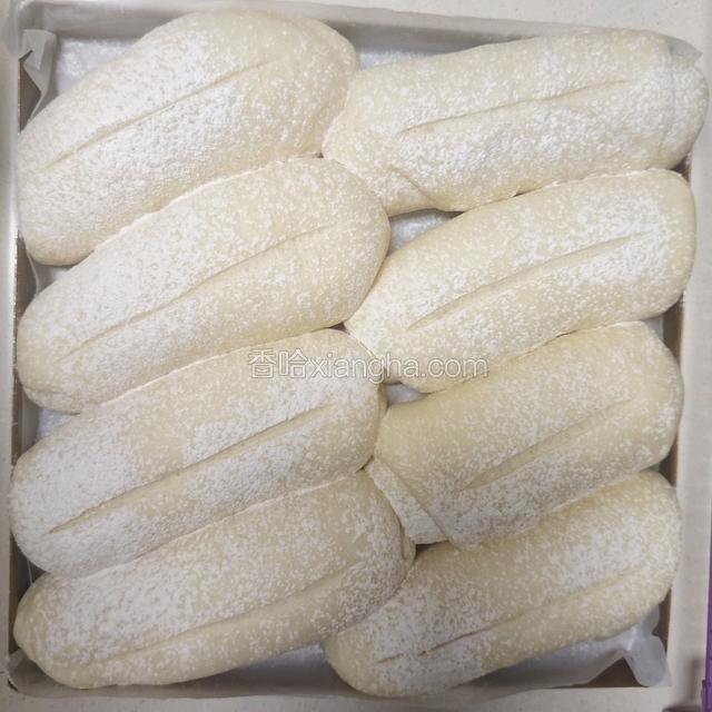 用刀片快准狠的划出漂亮的面包口