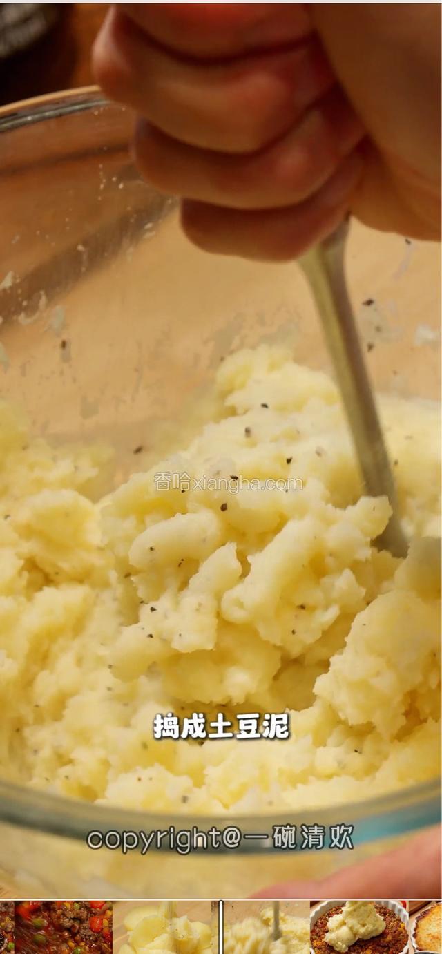 蒸好的土豆泥加一块黄油，黑胡椒盐调味，牛奶，捣成土豆泥。