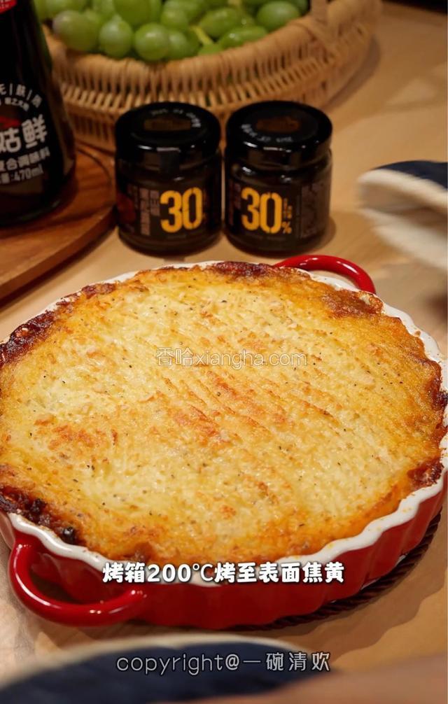 用叉子做一个花纹，擦一些干酪碎，烤箱200°C烤至表面焦黄。