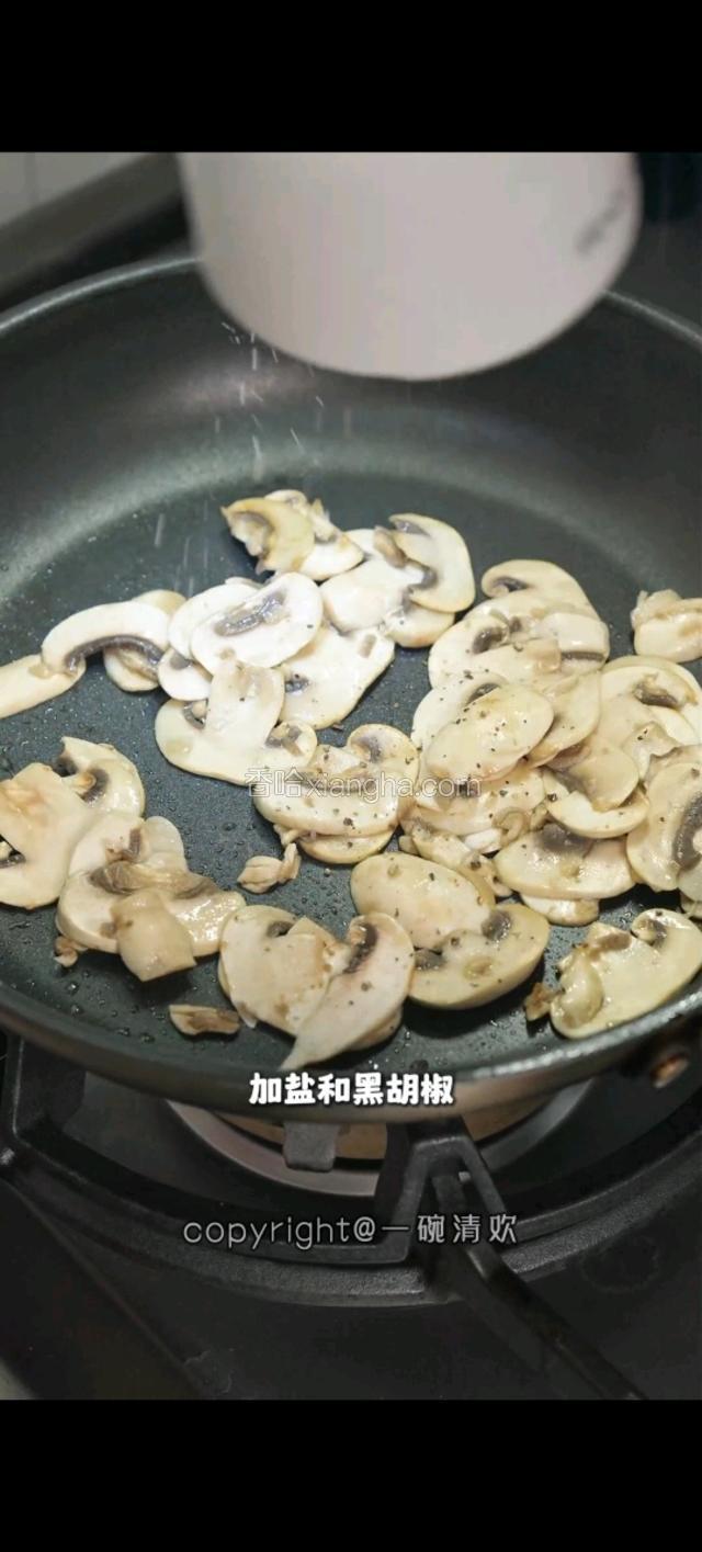 加盐和黑胡椒。白葡萄酒。