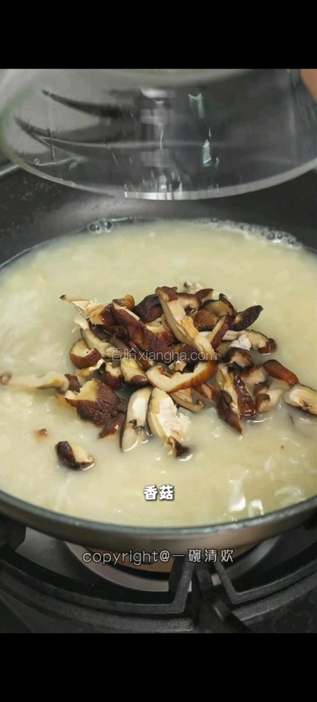 香菇。加少许清水。盐和酱油调味。炒好的白蘑菇下锅。