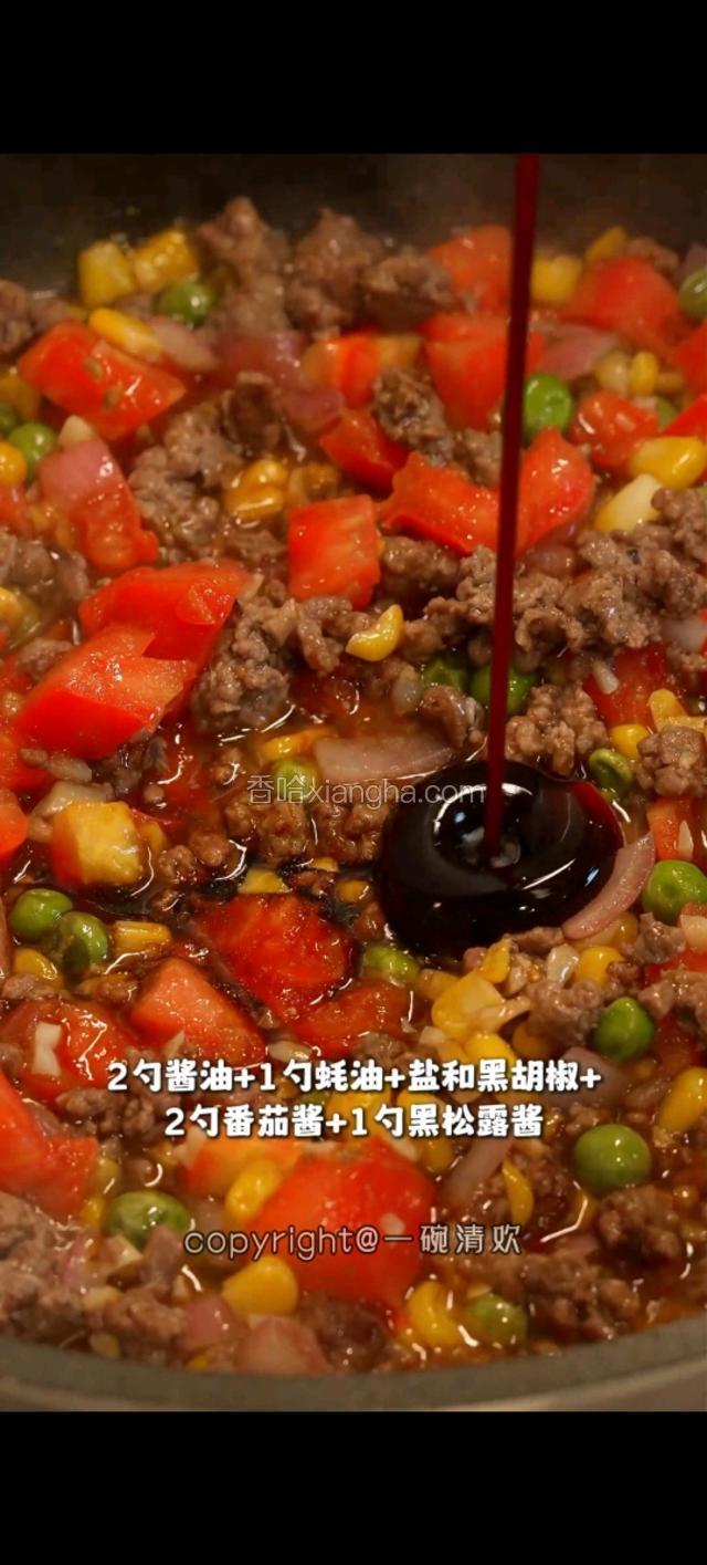 两勺酱油，一勺蚝油，盐和黑胡椒，两勺番茄酱，一勺黑松露酱。搅拌均匀。