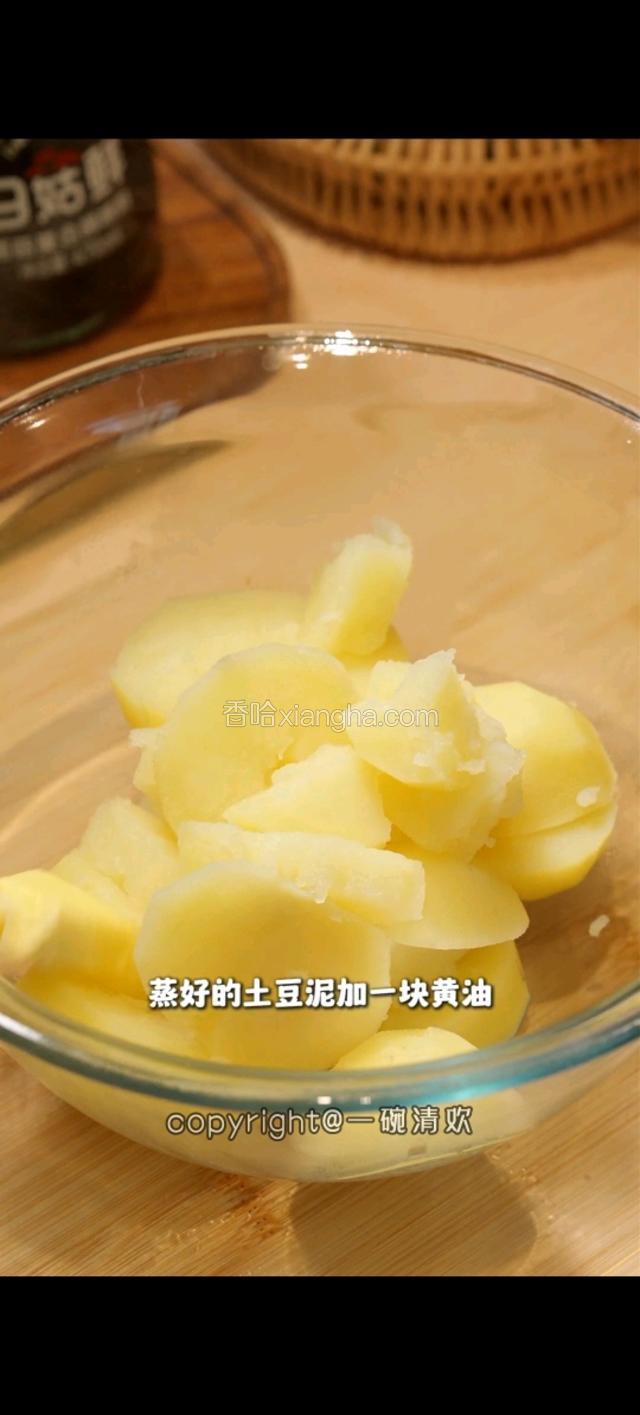 蒸好的土豆泥加一块黄油。黑胡椒盐调味。牛奶。捣成土豆泥。