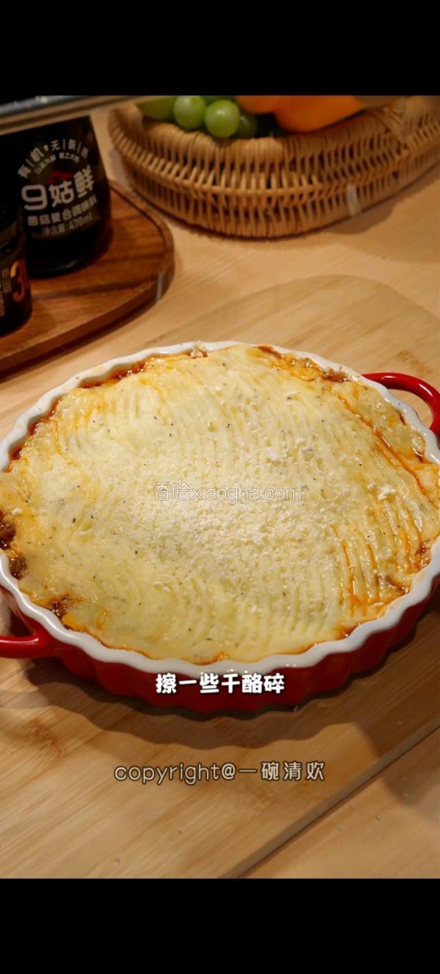 擦一些干酪碎。烤箱200℃烤至表面焦黄。