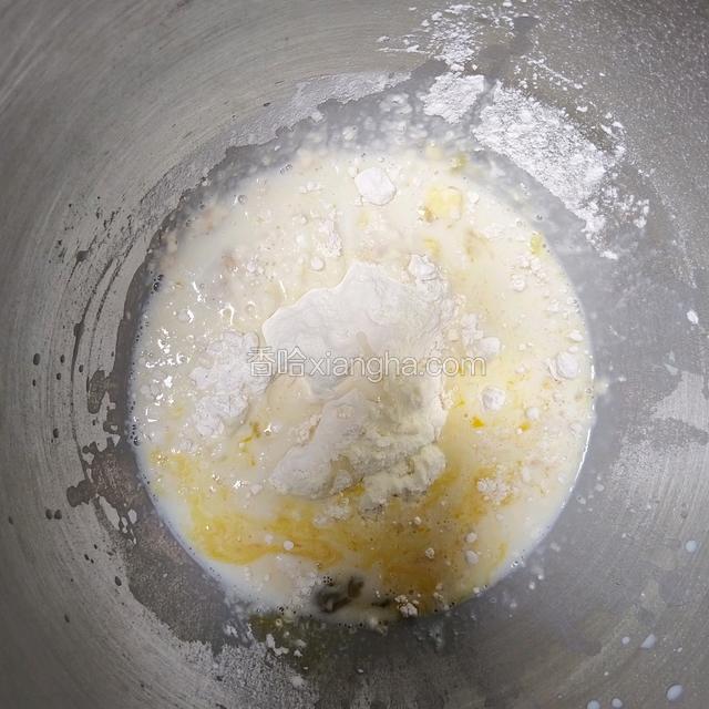 把除黄油外的食材都倒入厨师机，1档混合均匀，4档打7~9分钟出粗膜