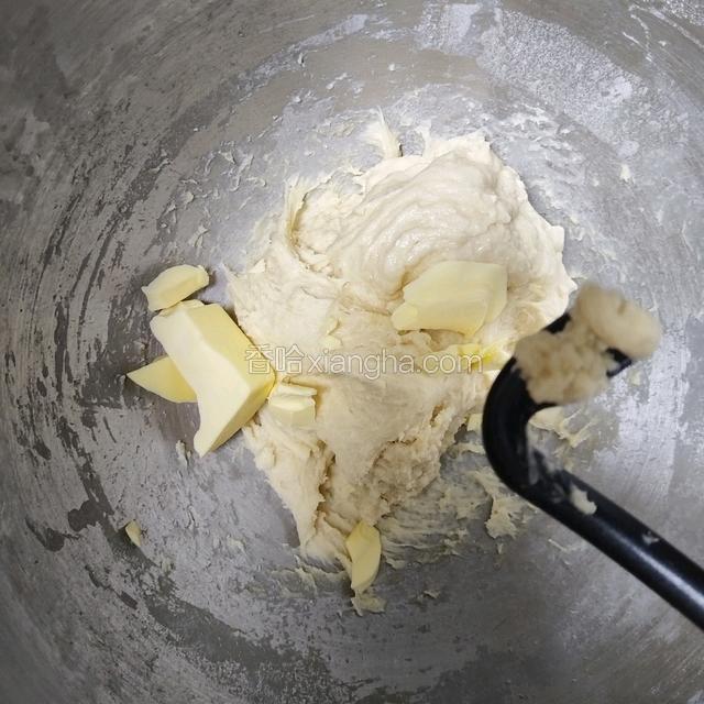 出粗膜后加入黄油，2档混合均匀，4档打8~12分钟出手套膜