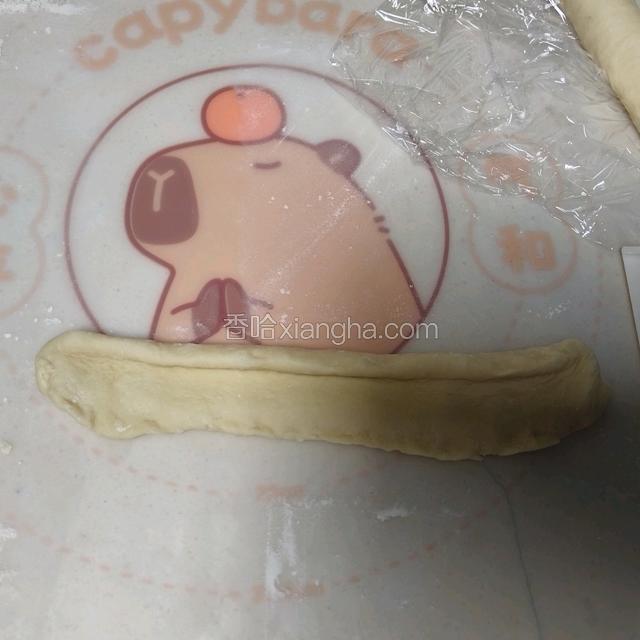 从一侧开始卷起