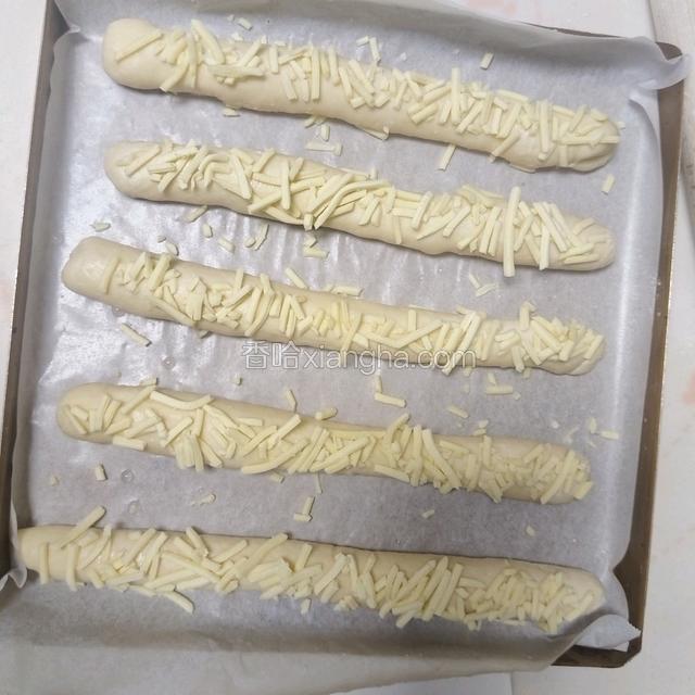 面包表面沾水，放芝士碎
