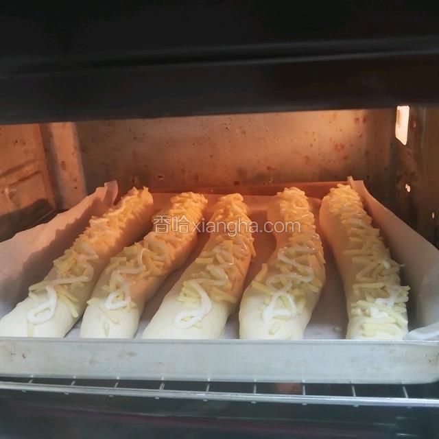 烤箱上下管预热190℃，先烤13分钟，观察上色情况