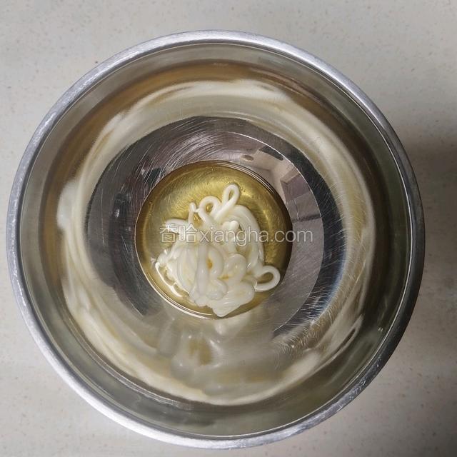 调蜜酱10g蜂蜜，10g沙拉酱，混合均匀