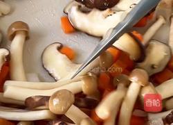 三文鱼菌菇闷饭的做法图解4