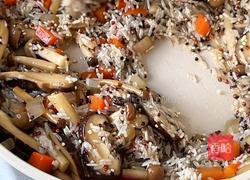 三文鱼菌菇闷饭的做法图解6