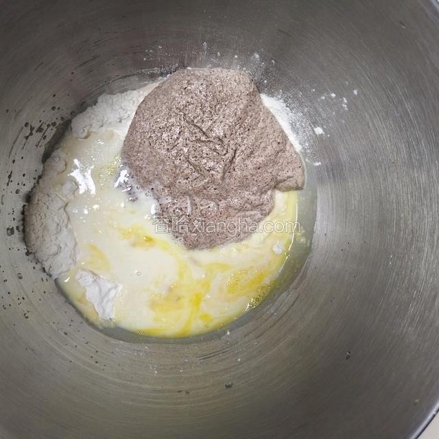 把波兰种和主面团除黄油外的所有食材倒入厨师机，1档混合均匀，4档打7分钟左右出粗膜