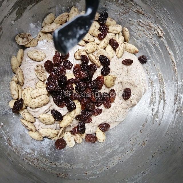 出手套膜后加坚果和提子干，1档混合均匀