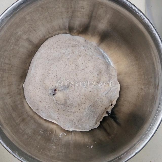 放入发酵盆，室温发酵30分钟