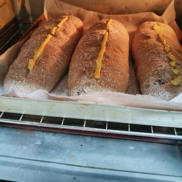 烤箱上下管预热175℃，中层先烤20分钟