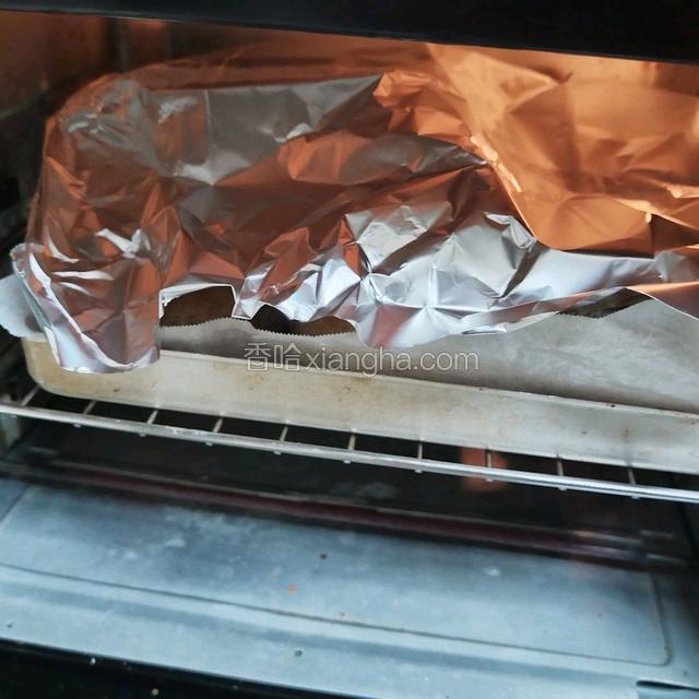 观察上色后盖锡纸，再烤5分钟