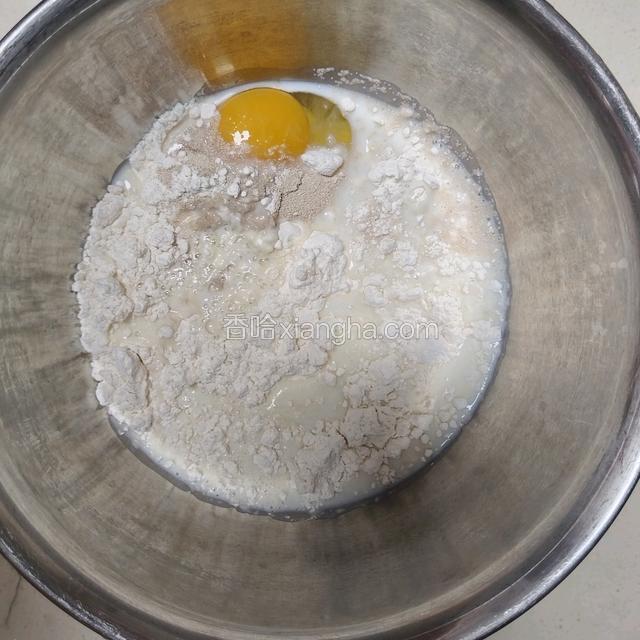 先制作牛奶液种，把相应的食材混合均匀