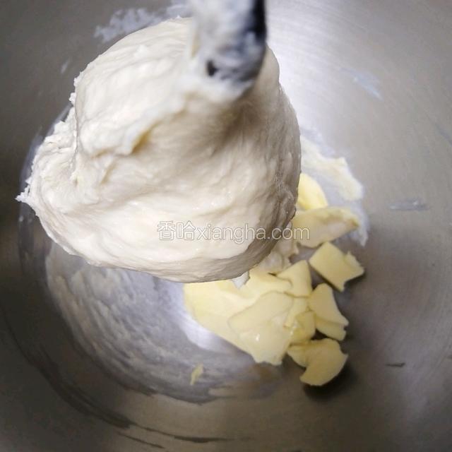 出粗膜后加入黄油，2档混匀，4档打8分钟左右至扩展阶段