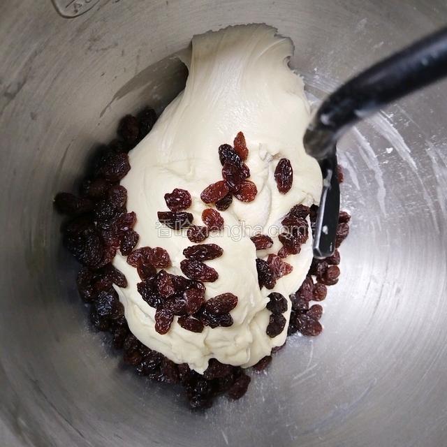 倒入提子干，1档混合均匀