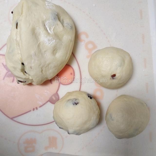 等分成2个吐司的量，每一份再分3小剂子