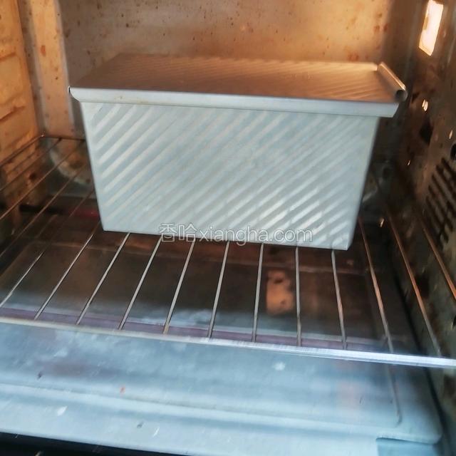 烤箱上下管预热，上160℃，下180℃，下层烤30分钟