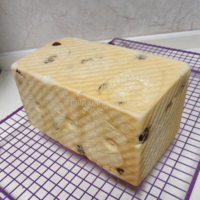 出炉后赶紧脱模侧躺