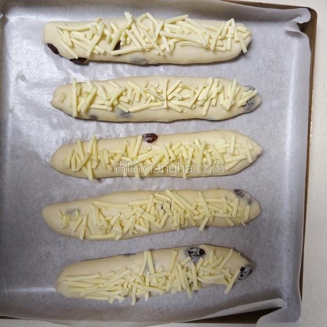 生胚表面洒水沾些芝士碎