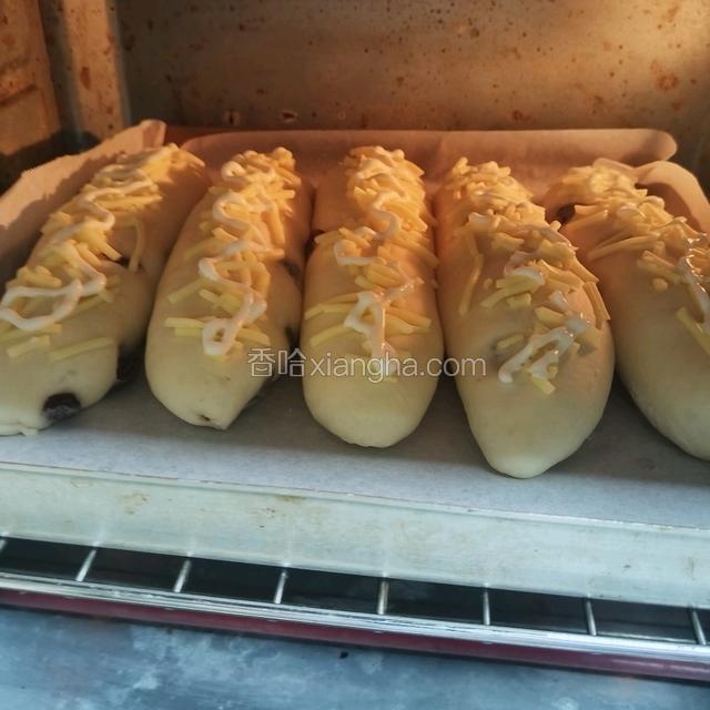 烤箱预热，上下管190℃先烤13分钟观察上色情况